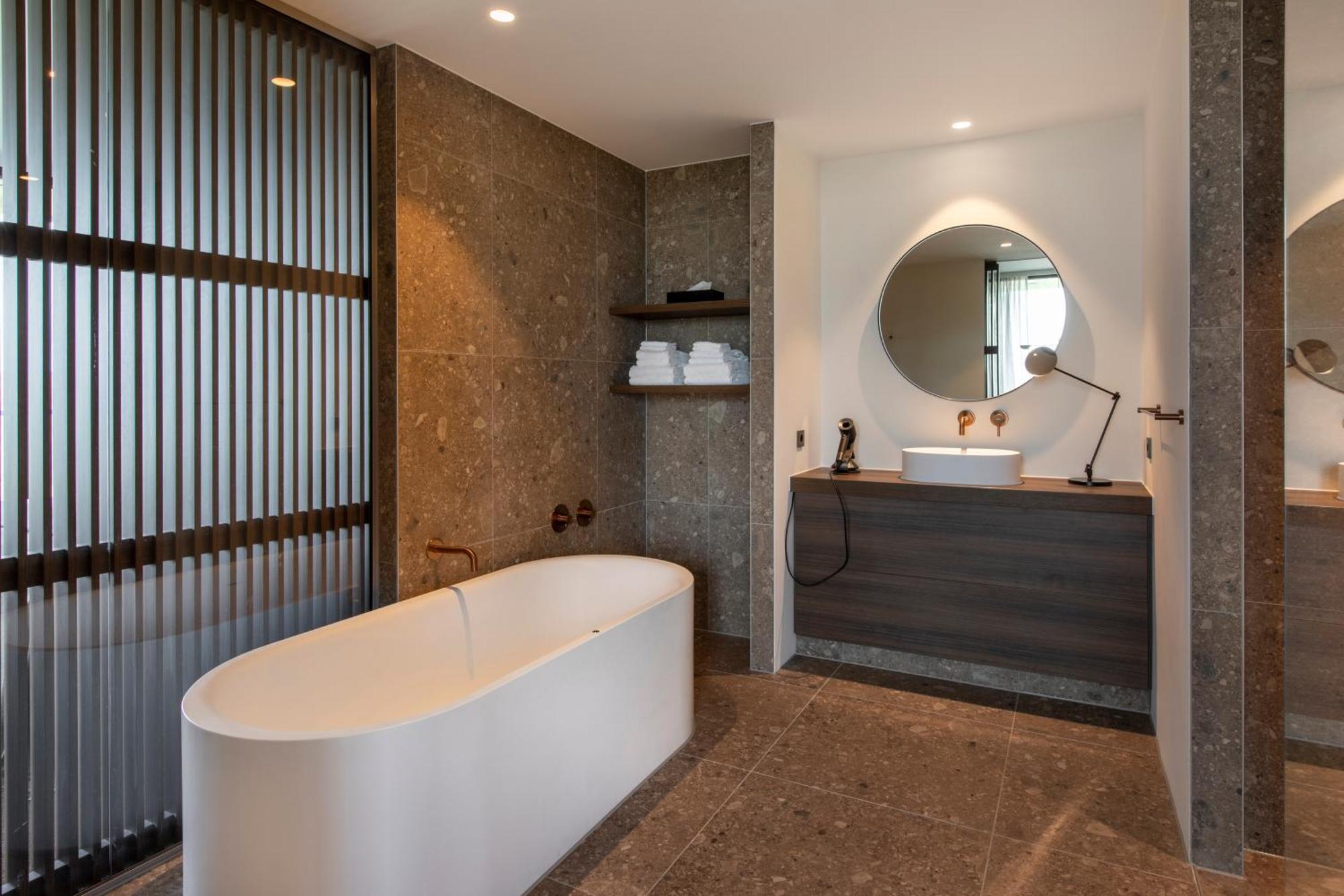 Suite Hot Tub,1543731697:JPEG